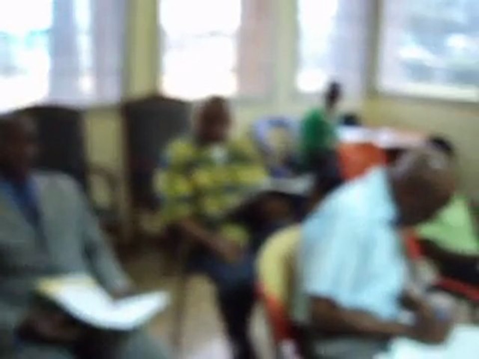 Cours de langue Fang dirigé par le Père Paul MBA ABESSOLE, Président du Rassemblement Pour le Gabon