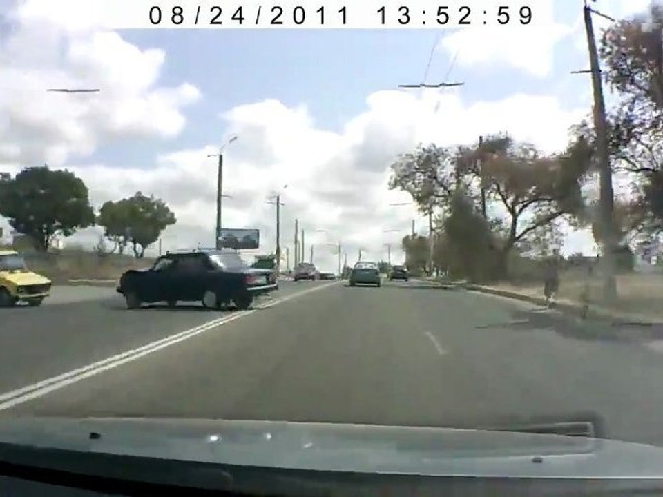 Collision Auto beim Linksabbiegen