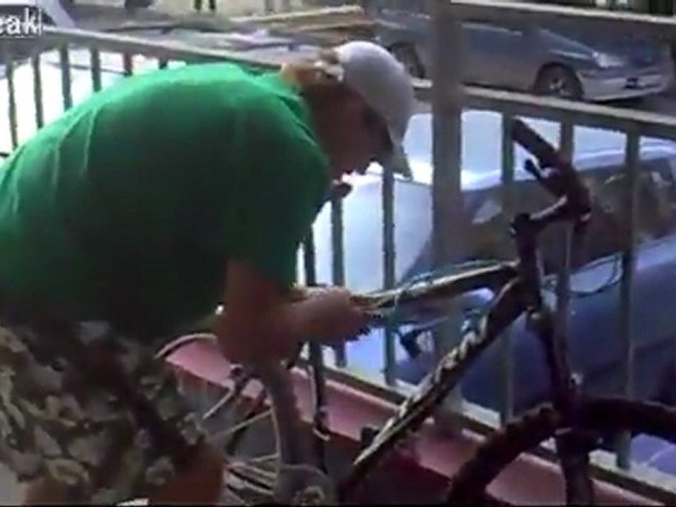 Guy Dreharbeiten Bike Thief bekommt in seinem Gesicht.