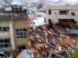Street-level view of tsunami Rippen durch die Stadt
