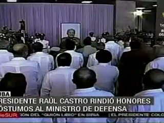 Raúl Castro rinde honores al ministro de Defensa