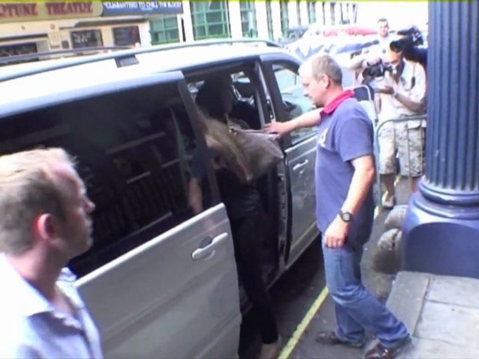 Brad Pitt steht auf Blau in 3D