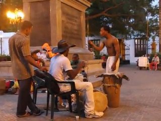 Discution de rue à Cartagena, Colombia