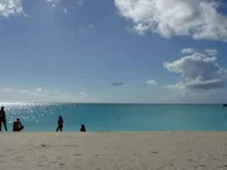 Airbus A340 atterrissant a Saint Martin