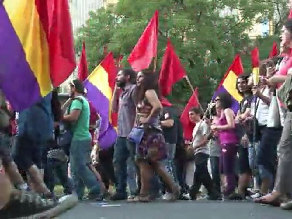 Thousands protest Spanish deficit cap law