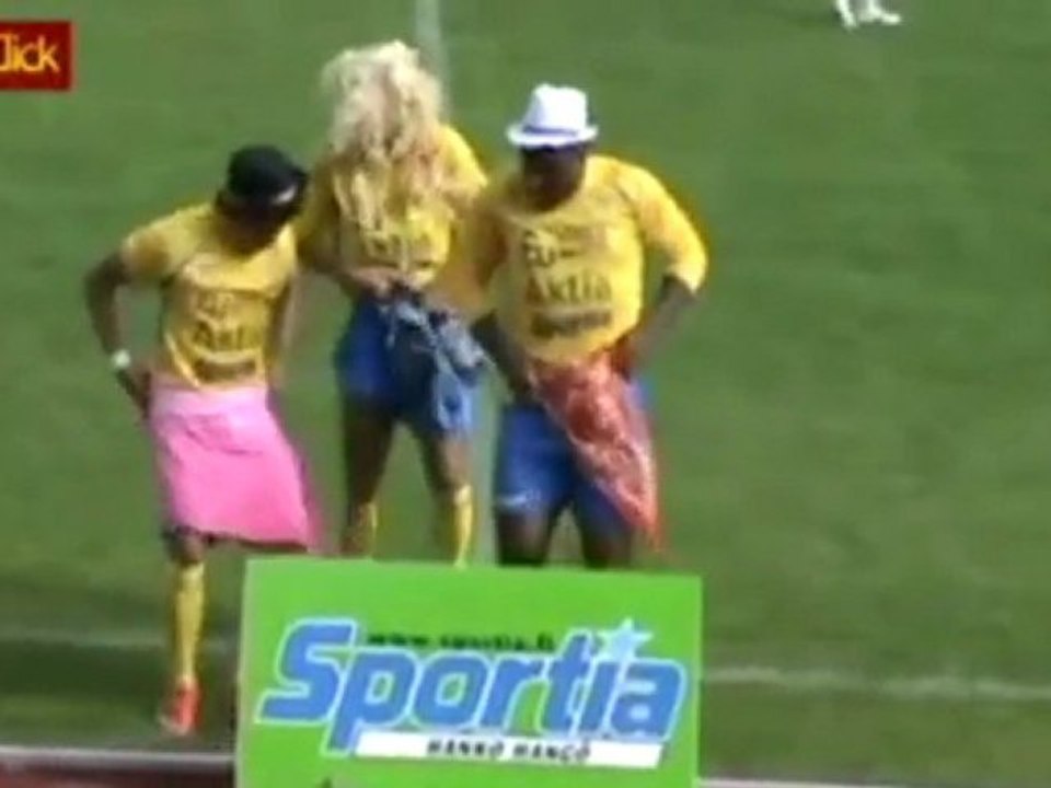 Micos: Jogador comemora gol imitando a Shakira