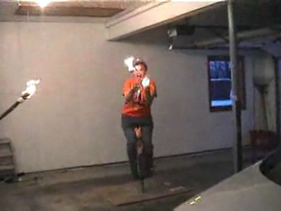 Bouncing On A Pogo Stick, Jonglieren Flaming Balls Fail