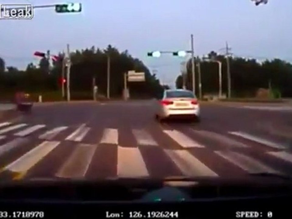 Scooter Runs Red Light and Crashes mit Car