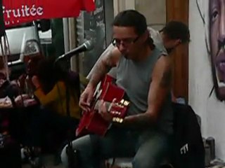 Au Bar B'Arts : Bob à la guitare et Cédric à la bombe