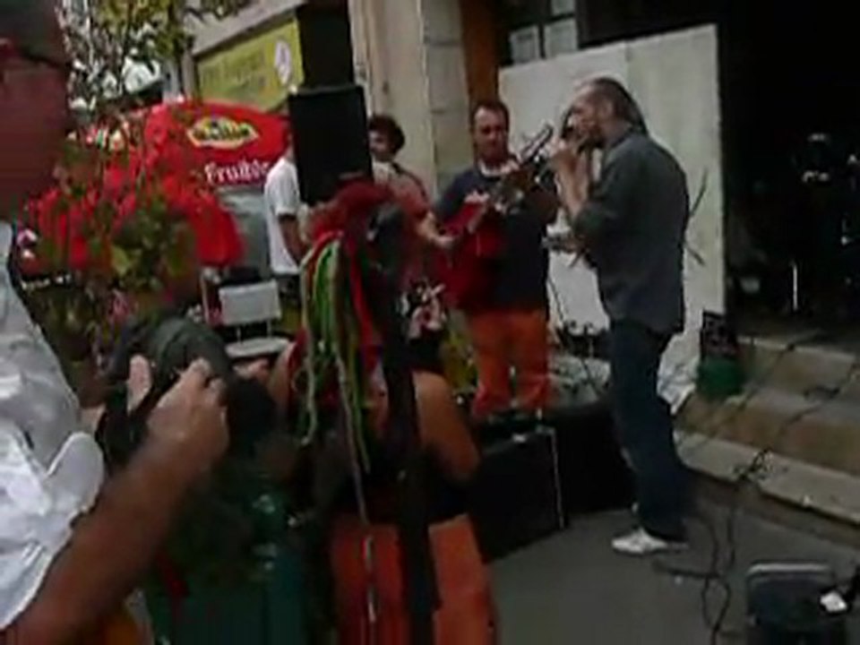 Au Bar B'Arts : Rémy au slam et Nicolas à la guitare