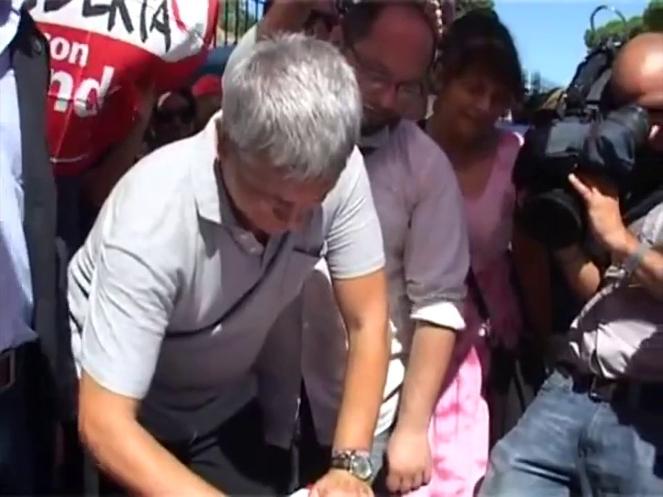 Nichi Vendola - La firma per il referendum per l'abolizione del porcellum