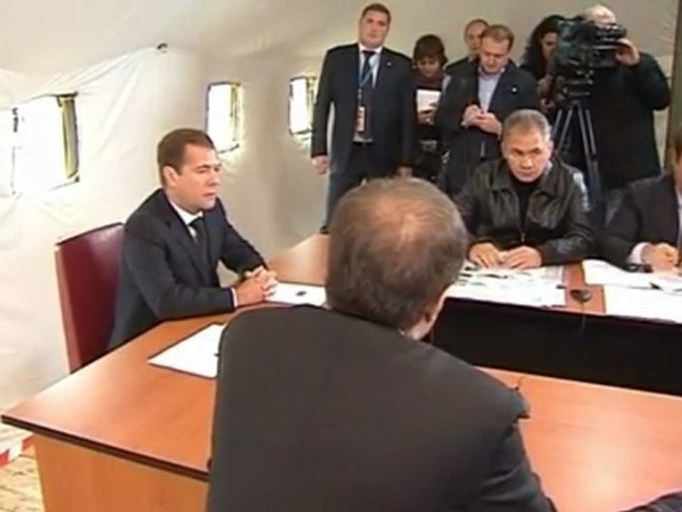 Medvedev visits plane crash site