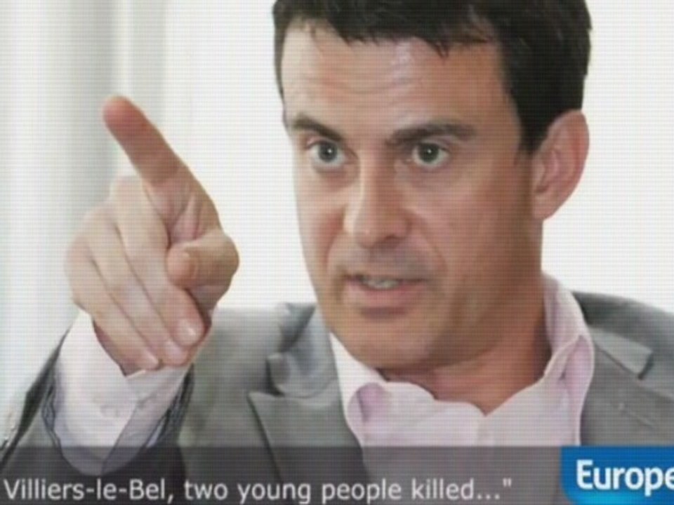 Manuel Valls massacre l'Anglais