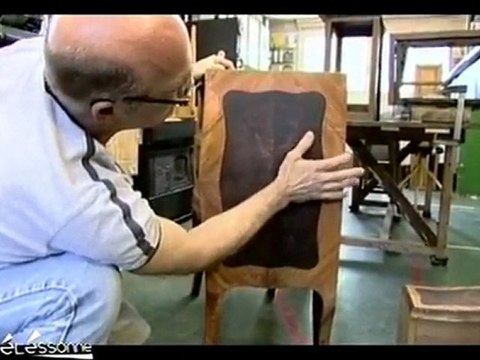 Un restaurateur de meubles anciens à Oncy-sur-École