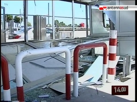 TG 09.08.10 Casello Bari Nord, cassaforte rubata con una pala meccanica