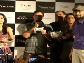 Tusshar Kapoor & Amrita Rao Enjoying Lucky Draw With The People Of  Oberoi Mall