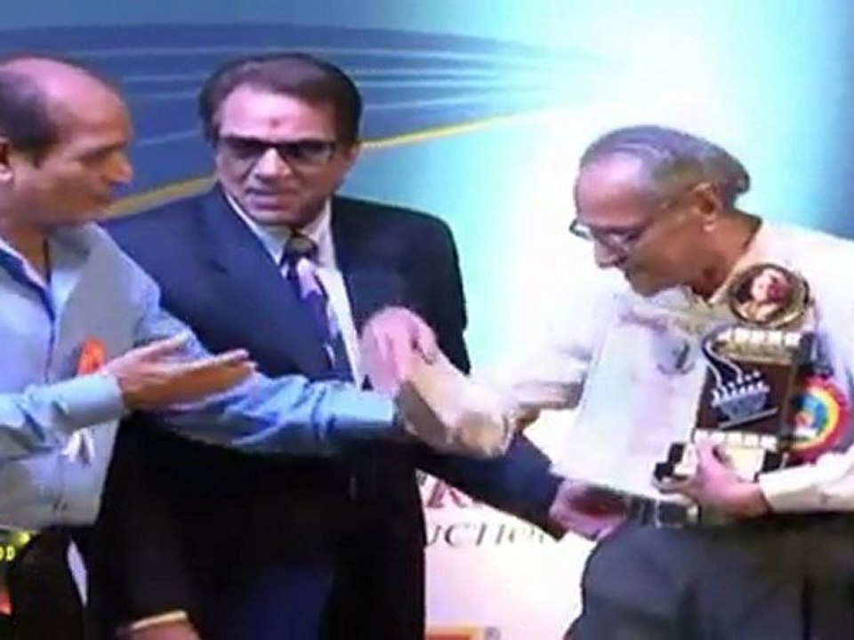 Dharmendra Giving Awards At Dadasaheb Phalke Award 2011