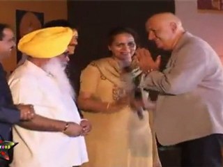 Prem Chopra Being Falicitated At Punjabi Virsa Awards 2011