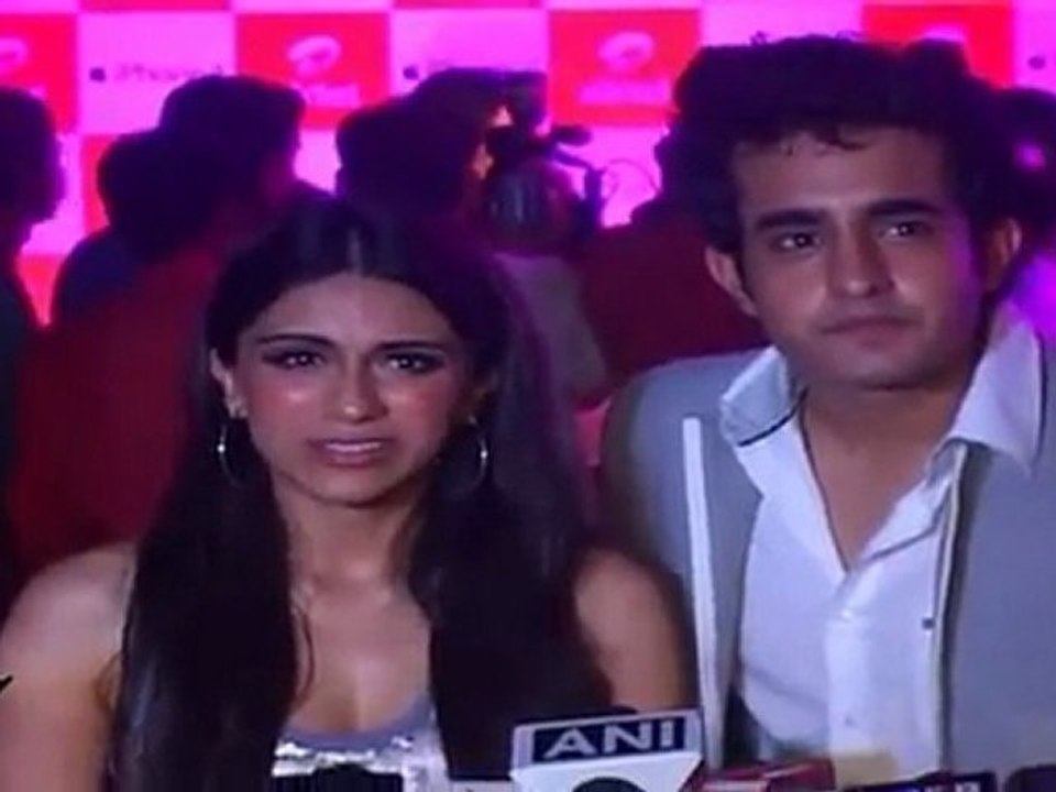 Satyajit & Zoa Morani Say Phone Like "I Phone" Helps You Be Online & Stay In Touch