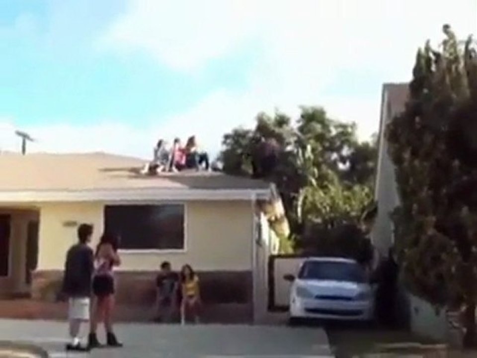 Das Springen von einem Dach zum anderen Fail