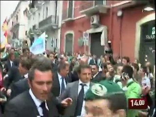 TG 01-06-09: BARI, BERLUSCONI TRA LA GENTE