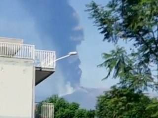 Mount Etna spews ash, threatens flights