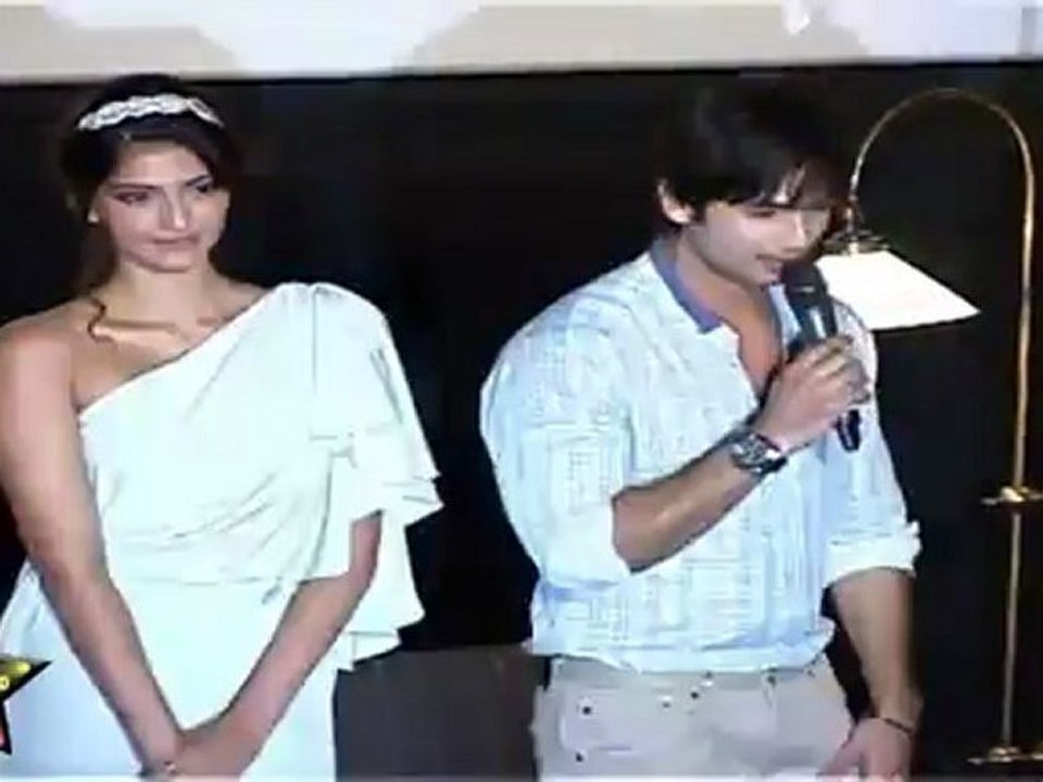 Hot Sonam Kapoor & Shahid Kapoor With Pankaj Kapoor At First Look Launch 'Mausam'