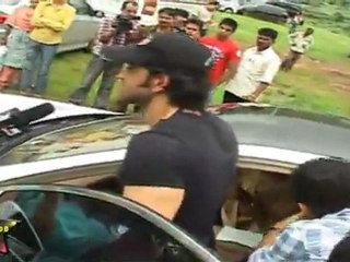 Hot & Sexy Katrina & Hrithik Give Hot Pose For Camera