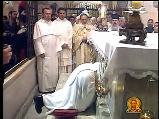 L'estrazione della sacra Manna dalla tomba del Santo