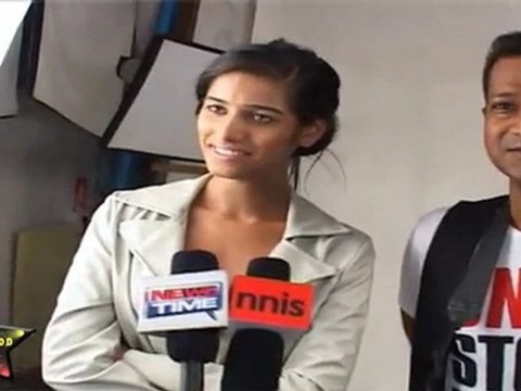Hot Poonam Pandey Looks Hot In White Revealing Top