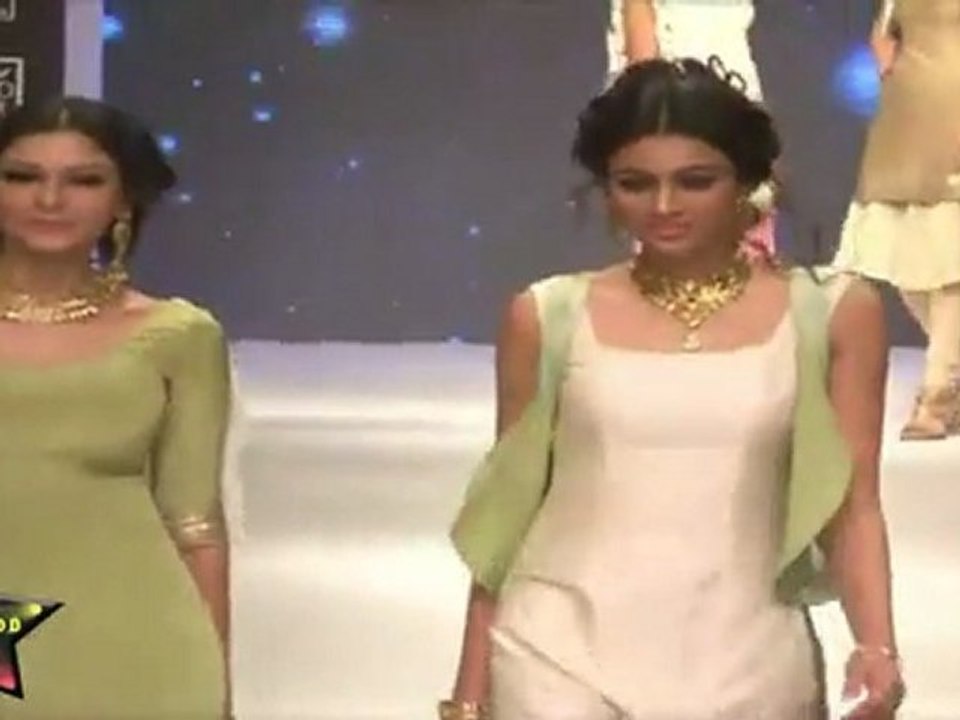 Gorgeous Babes in A Sexy Black Saree Shows Their Sexy Waist & Cleavage At IIJW 2011