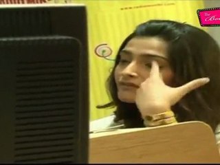 Very Hot Sonam Kapoor Promotes "Mausam" At Radio Mirchi