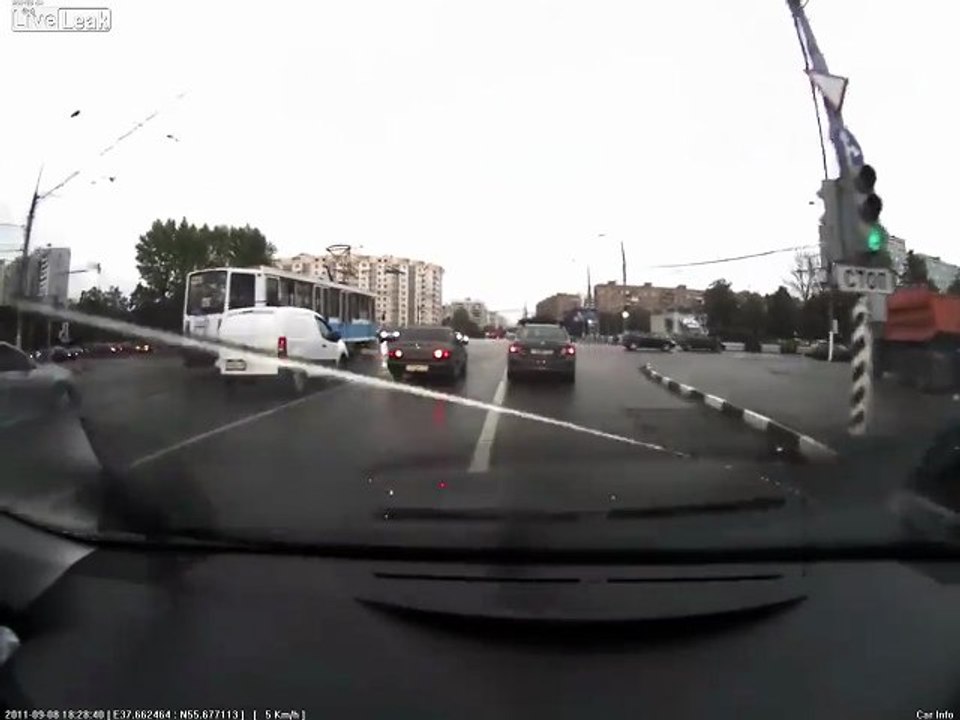 Absturz beim roten Licht Bike vs Car Crash in Russland