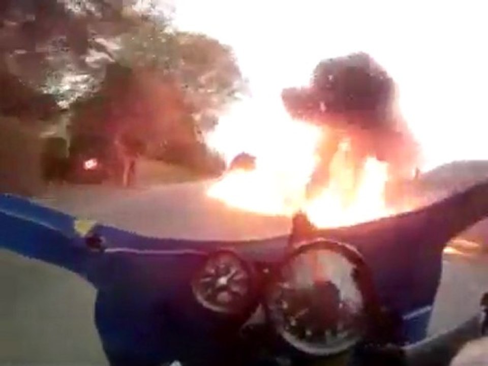 Biker durchläuft einen Feuerball