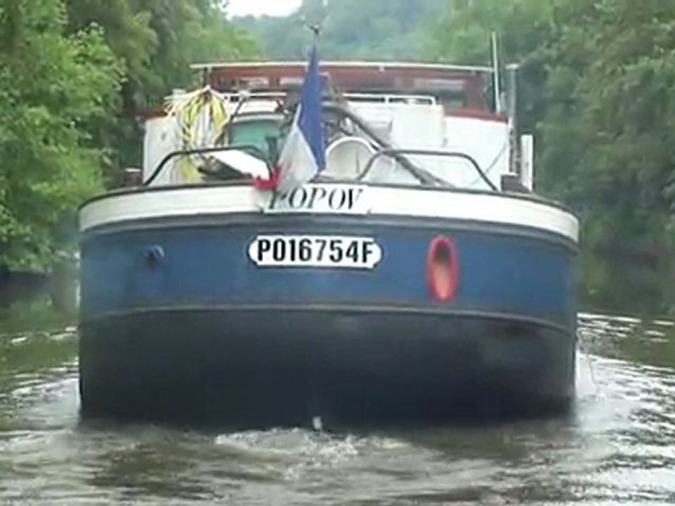 Péniche Popov en navigation sur le canal des Vosges, été 2011.