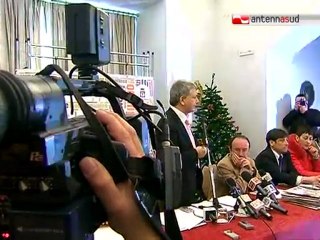 TG 30.12.10 Vendola denuncia: "Manifestanti Pdl davanti a casa nella notte"