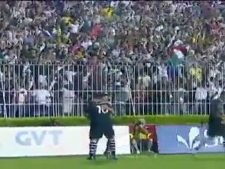 Juninho hâlâ atıyor, uzaklardan atıyor