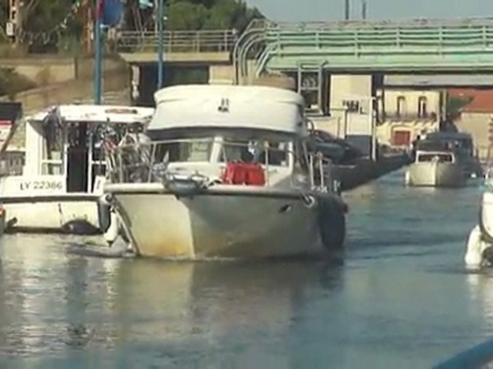 Fluvial: Accrochage plaisancier privé et Locaboat, pont de Frontignan 34