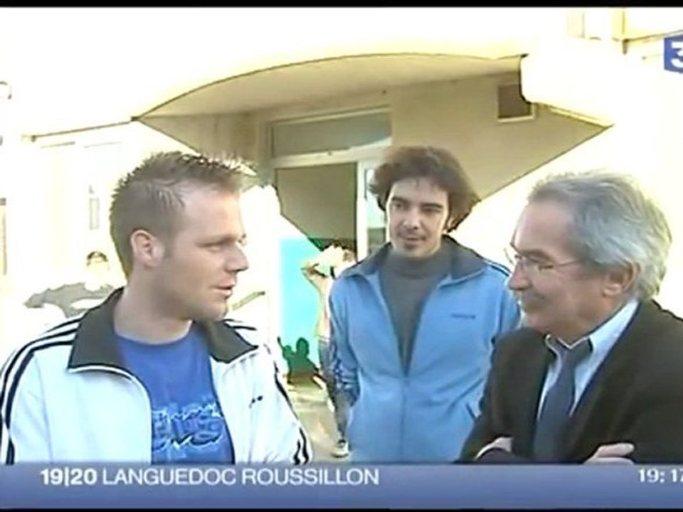 Greg s'incruste dans l'image lors d'un interview télé