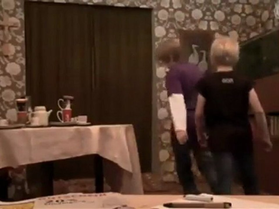 Enlever une nappe sans faire tomber la vaisselle