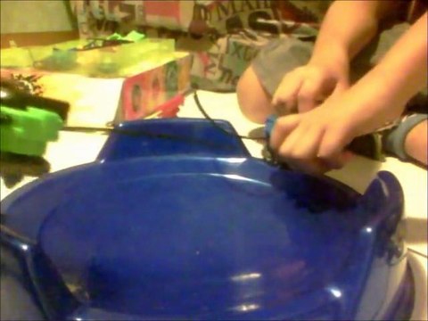 combat de toupie beyblade destroy L-DRAGO VS inferno sagitario et peygasus jaune et blue