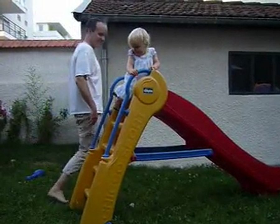 Blanche fait du toboggn