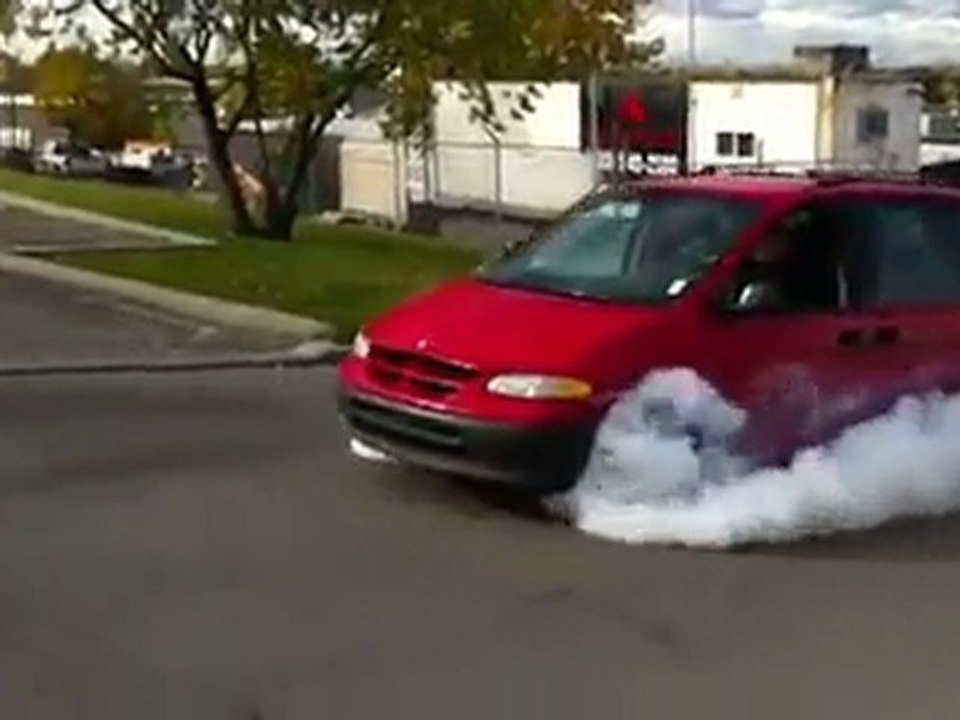 Burnout mit einem Minivan