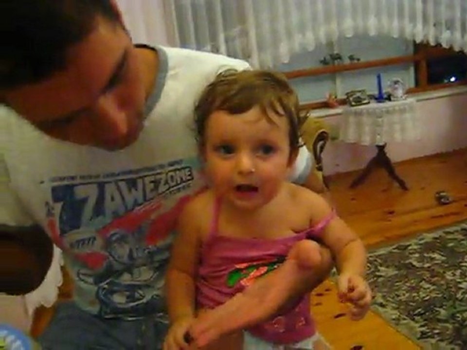 Zeynep-30 Ağustos-Bayram- 125-Makarna yiyor..