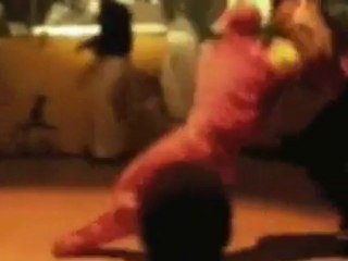 Yami danse la Salsa avec Mario