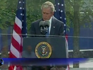 Video herunterladen: Barack Obama et George Bush côte-à-côte pour faire respecter une minute de silence : les images de la cérémonie