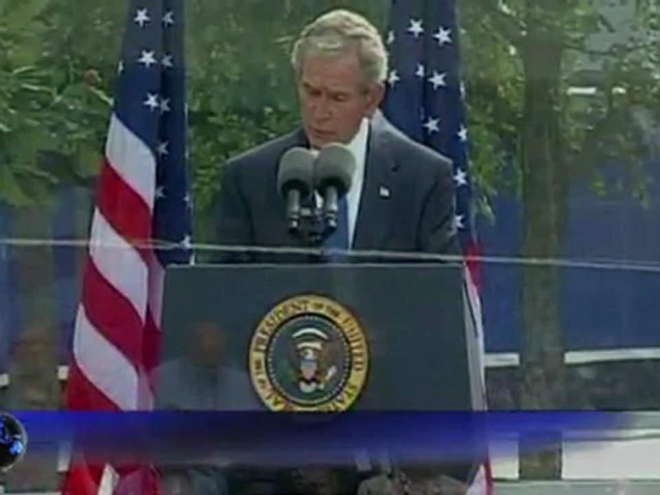 Barack Obama et George Bush côte-à-côte pour faire respecter une minute de silence : les images de la cérémonie