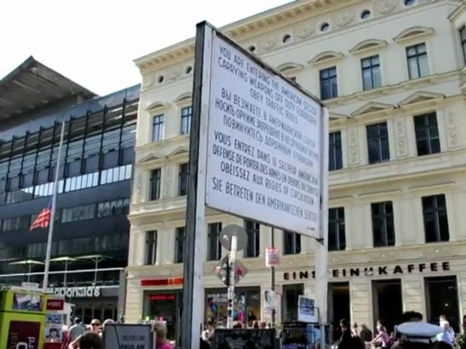 Le drapeau américain en berne à Checkpoint Charlie pour le 11 Septembre