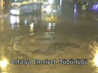 Antalya'da Trafik Kazası Mobese Görüntüleri