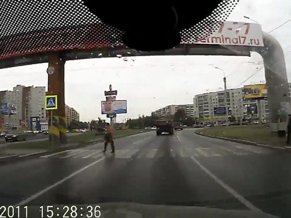 Frau traf mit dem Auto auf Zebrastreifen in Moskau